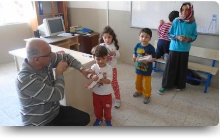 Acıgöl TSM´de görevli Vural ÖZÇELİK nezaretinde okulumuz öğrencilerine Diş Fırçası ve Macunu dağıtılmıştır.Emeği geçenlere teşekkür ederiz.